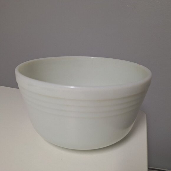 Vintage Ribbed Hamilton Beach Mixing Bowl 9 x 5 White Glass Milk - Picture 1 of 5